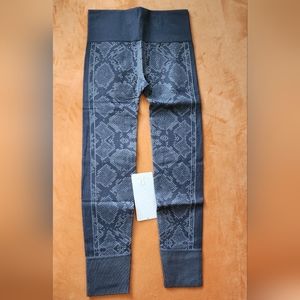 Lululemon NWT Ebb to street pant sz 4